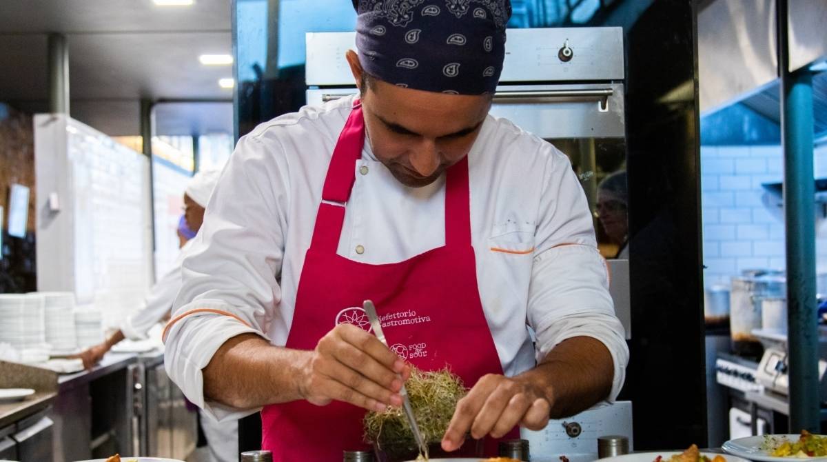 Rodrigo Sardinha, cozinheiro do Refettorio Gastromotiva