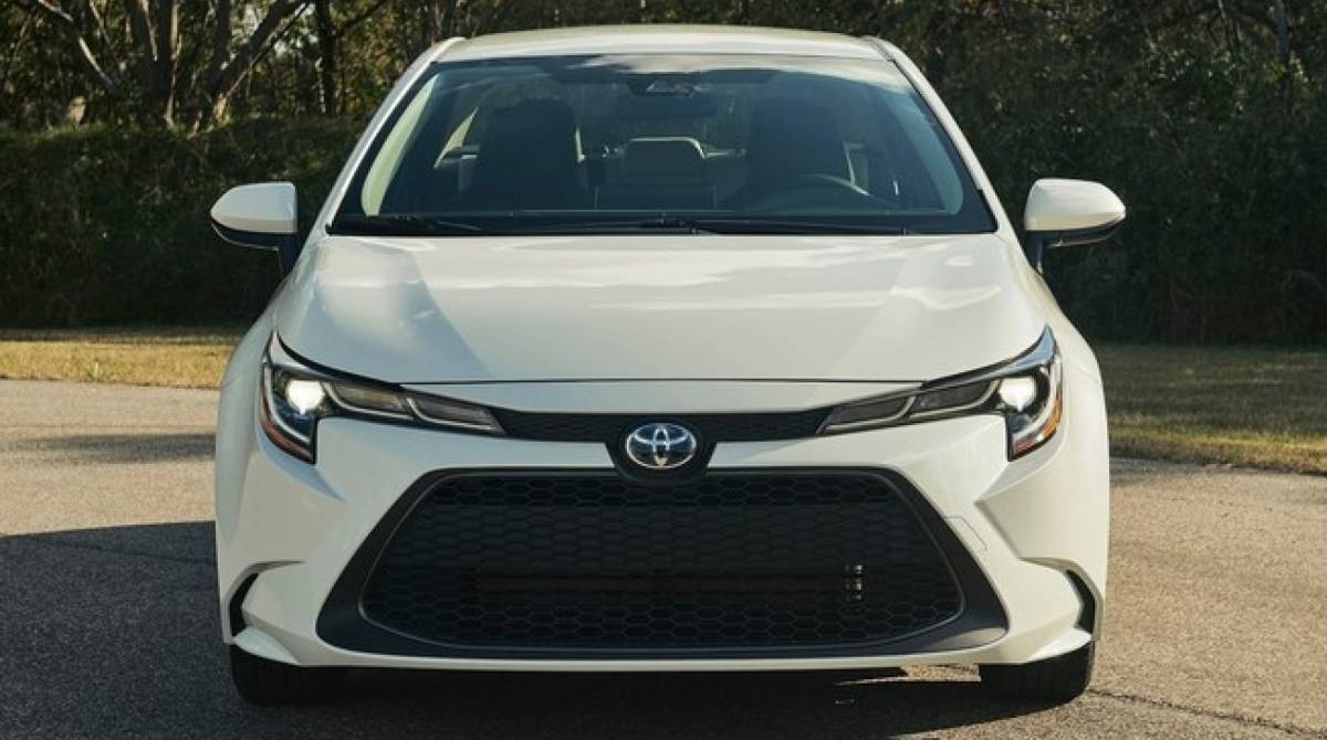 Modelo chega para dividir espaço com o Prius, que é o único híbrido da marca vendido por aqui atualmente