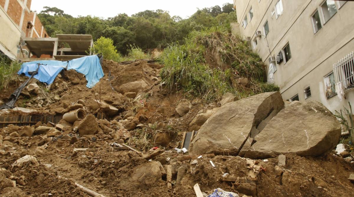 Rio de Janeiro - RJ - 17/04/2019 - Desabamento - Buscas por vitimas entram pelo sexto dia na comunidade da Muzema, zona oeste do Rio - na foto, situação da regiao proximo ao desabamento Foto Reginaldo Pimenta / Agencia O Dia