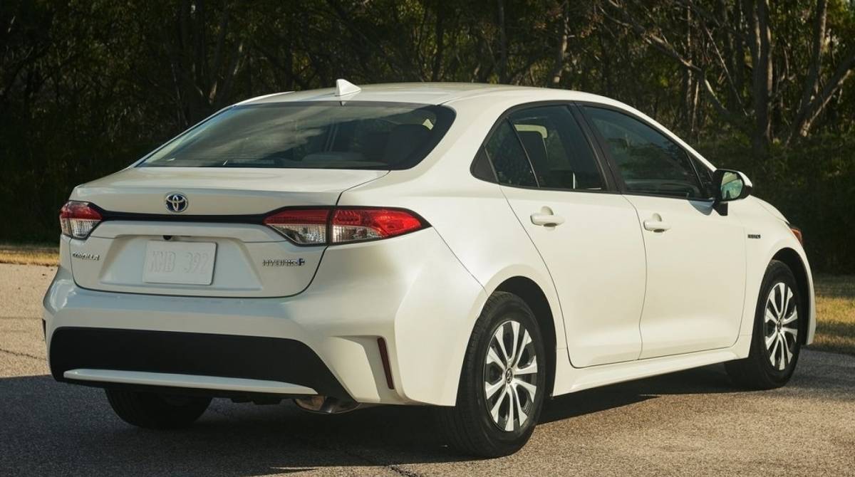 Traseira ganhou retoques no para-choque e lanternas mais afiladas com haste iluminada unindo as duas peças