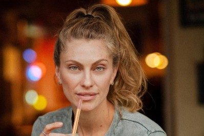 Atriz de ‘Nos Tempos do Imperador' posa nua e dispara: 'Bunda amassada no box'