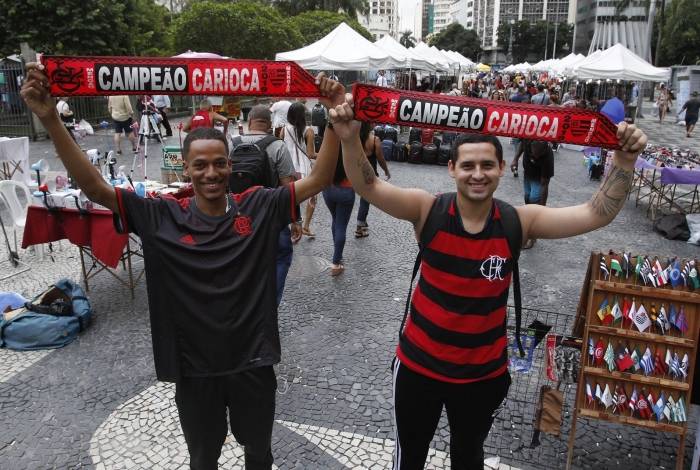 Marlon (E) e Pasquale exibem a faixa de campeão, no Largo da Carioca