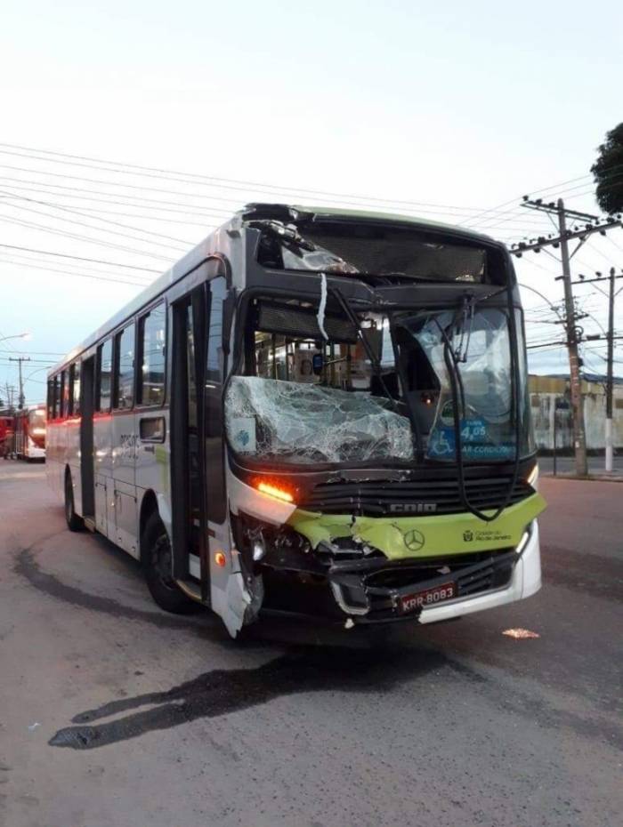 Ãnibus colidem em Realengo e nove pessoas ficam feridas