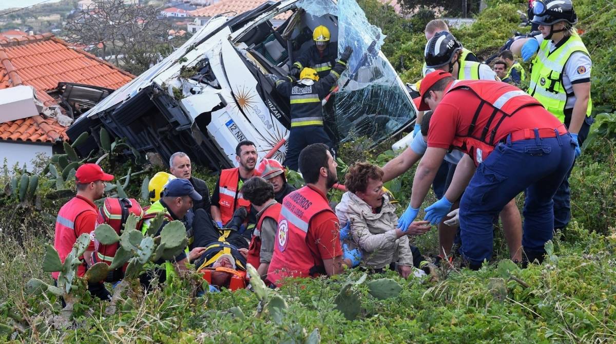 Bombeiros ajudam vítimas de um ônibus turístico que caiu em 17 de abril de 2019 em Cani