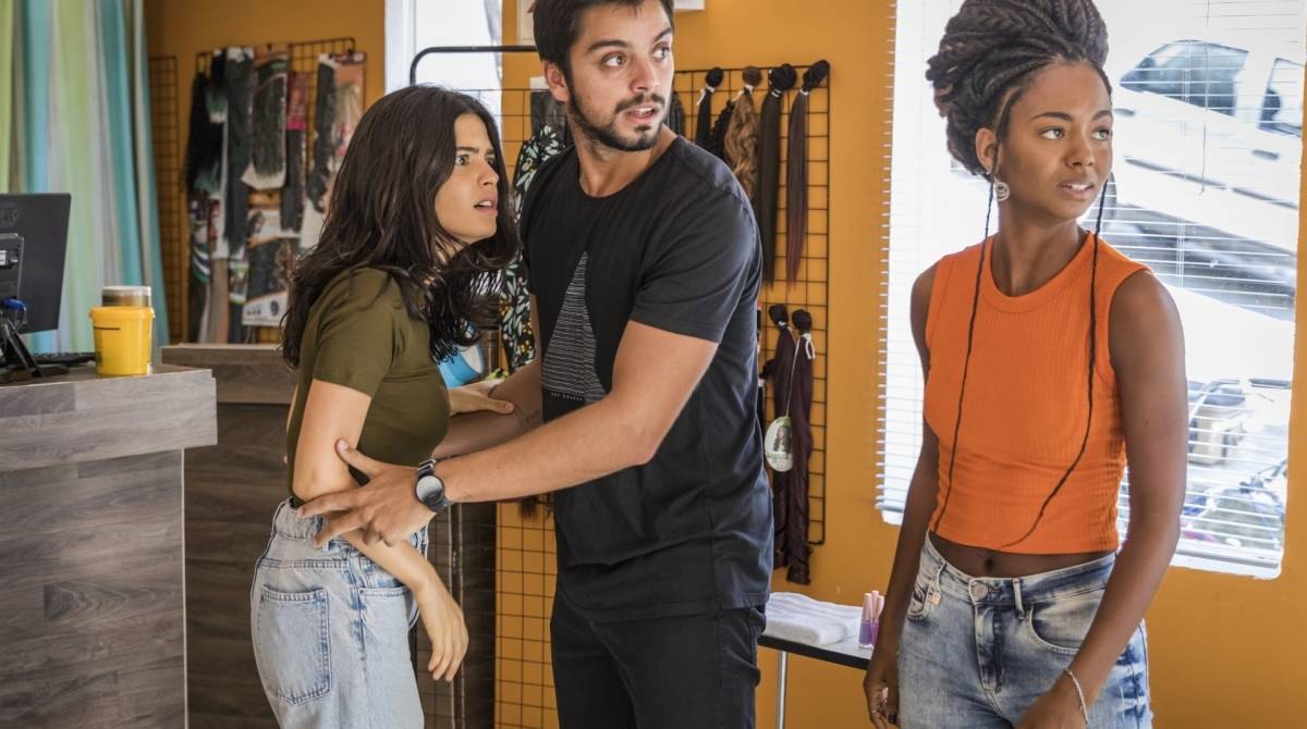 Laila (Julia Dalávia) é segurada por Bruno (Rodrigo Simas) e Marie (Eli Ferreira)