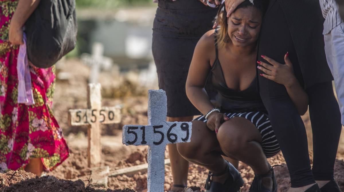 Rio de Janeiro, 17 de abril, Caju. Enterro de Isac Paes e Pedro Lucas no cemiterio do Caju zona portuaria do Rio vitimas do desabamento em Muzema . Foto Marcio Mercante / Agencia O Dia.
