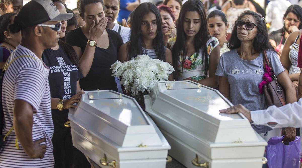 Rio de Janeiro, 17 de abril, Caju. Enterro de Isac Paes e Pedro Lucas no cemiterio do Caju zona portuaria do Rio vitimas do desabamento em Muzema . Foto Marcio Mercante / Agencia O Dia.