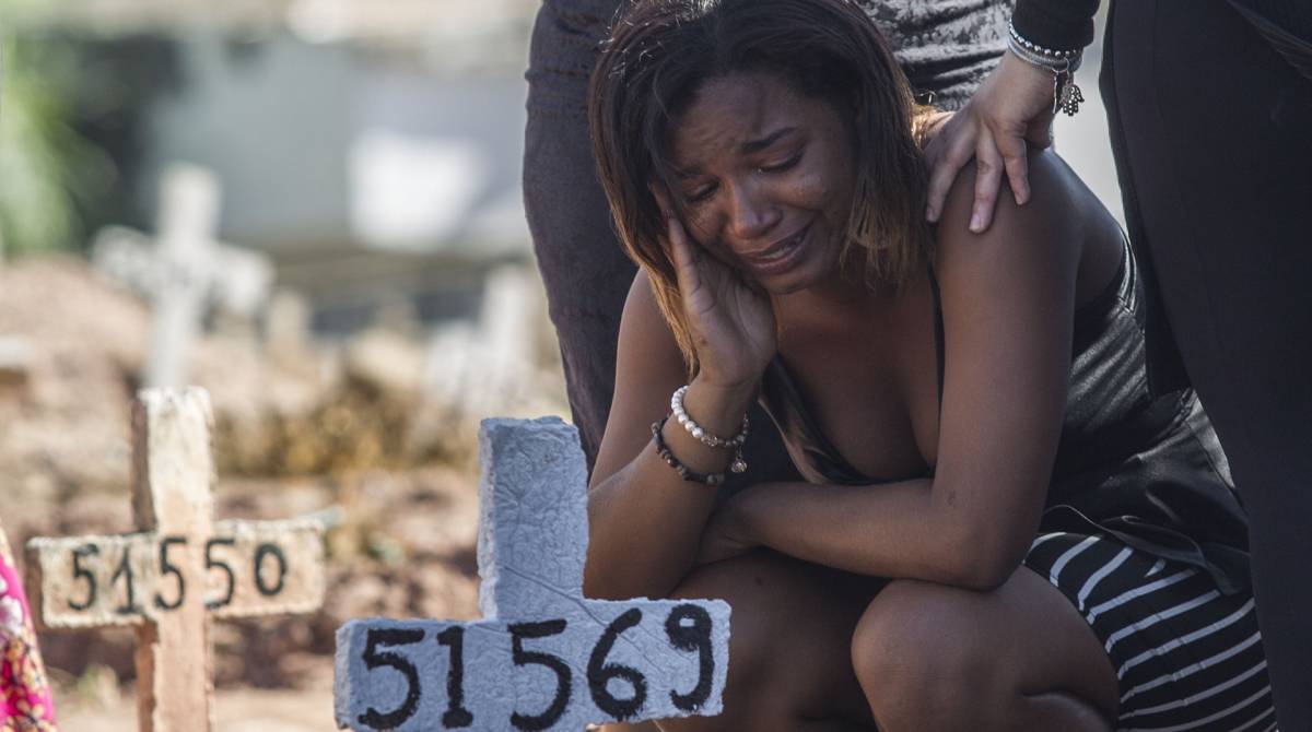 Rio de Janeiro, 17 de abril, Caju. Enterro de Isac Paes e Pedro Lucas no cemiterio do Caju zona portuaria do Rio vitimas do desabamento em Muzema . Foto Marcio Mercante / Agencia O Dia.