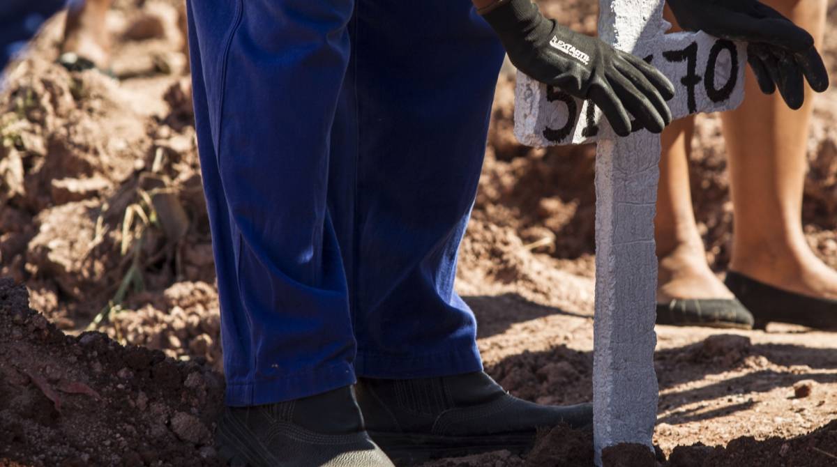 Rio de Janeiro, 17 de abril, Caju. Enterro de Isac Paes e Pedro Lucas no cemiterio do Caju zona portuaria do Rio vitimas do desabamento em Muzema . Foto Marcio Mercante / Agencia O Dia.