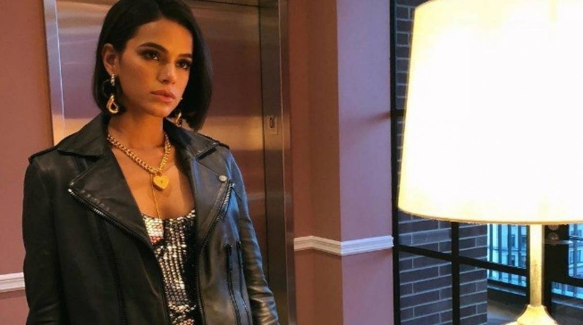 Bruna Marquezine posa nua e ostenta marquinha de biquíni Confira Celebridades O Dia