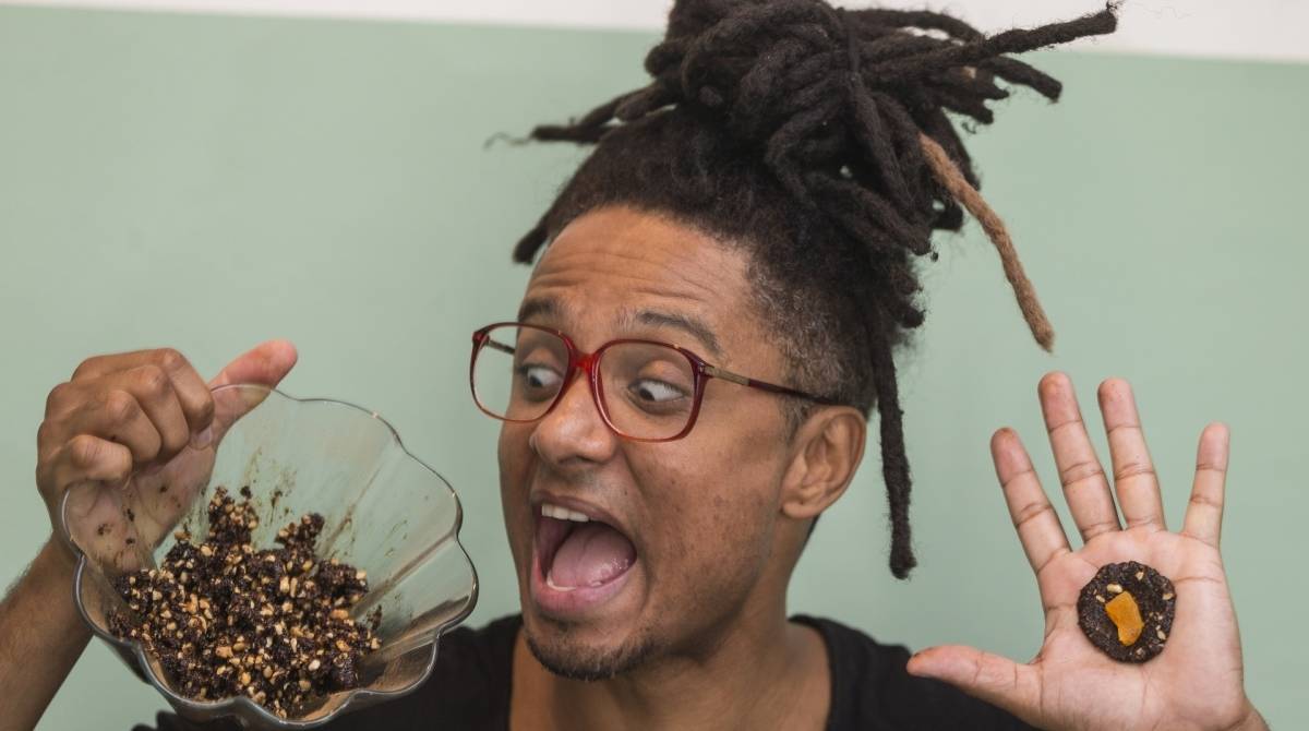 CARDENO D -  P&aacute;scoa - O ator Orlando Caldeira, preparar uma receita de bombons de P&aacute;scoa fitness. Foto: Daniel Castelo Branco / Ag&ecirc;ncia O Dia