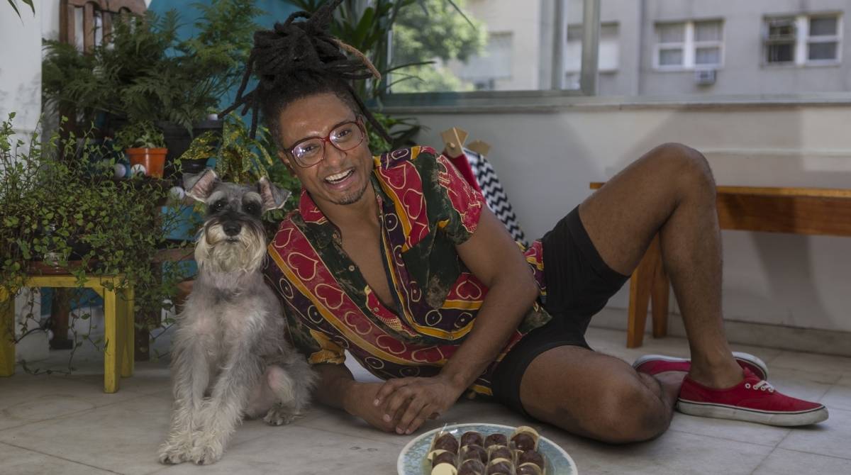 CARDENO D -  P&aacute;scoa - O ator Orlando Caldeira, preparar uma receita de bombons de P&aacute;scoa fitness. Foto: Daniel Castelo Branco / Ag&ecirc;ncia O Dia