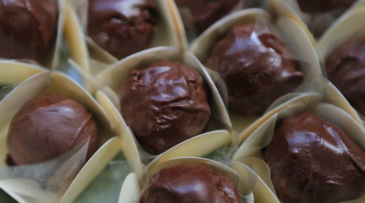 CARDENO D -  P&aacute;scoa - O ator Orlando Caldeira, preparar uma receita de bombons de P&aacute;scoa fitness. Foto: Daniel Castelo Branco / Ag&ecirc;ncia O Dia