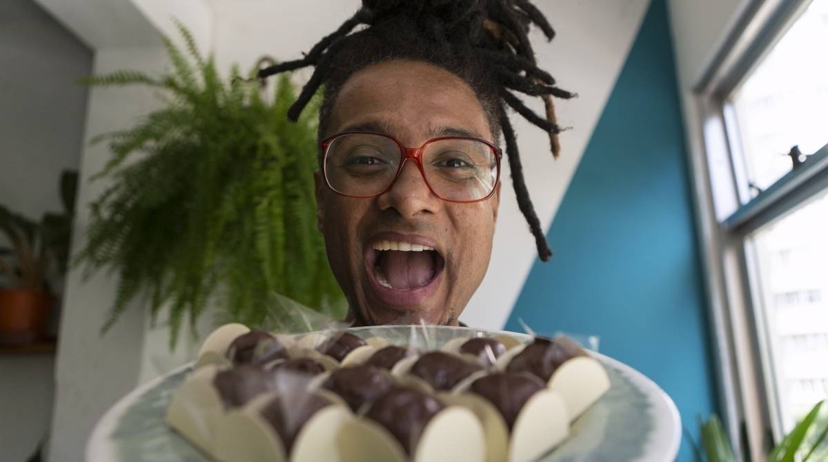 CARDENO D -  P&aacute;scoa - O ator Orlando Caldeira, preparar uma receita de bombons de P&aacute;scoa fitness. Foto: Daniel Castelo Branco / Ag&ecirc;ncia O Dia