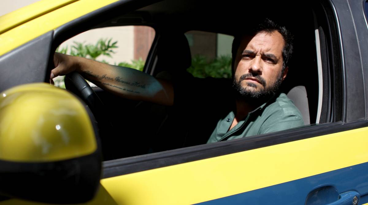 Rio de Janeiro - 18/04/2019 - O BRS da Teodoro da Silva, na Tijuca, ocupa duas das 4 faixas de rolamento. Ou seja, s&atilde;o duas para onibus e duas para o transito em geral. Est&aacute; em estudo reduzir o brs para uma faixa e liberar as demais para os outros ve&iacute;culos. Autor da proposta diz que o transito fora do BRS fica muito engarrafado (tentar fazer essa situacao). Tamb&eacute;m &eacute; avaliada a possibilidade de permitir o estacionamento no lado esquerdo a partir das 11h. Na foto acima o motorista de taxi F&aacute;bio Bosi. Foto: Luciano Belford/Ag&ecirc;ncia O Dia.