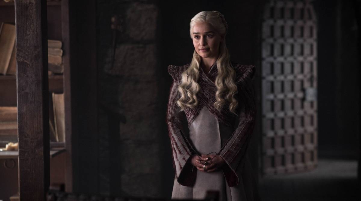 Emilia Clarke caracterizada de Daenerys Targaryen, sua personagem em 'Game Of Thrones'
