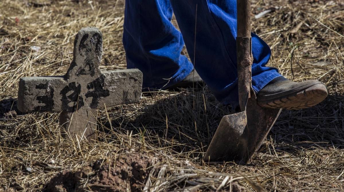 Rio de Janeiro, 17 de abril, Caju. Enterro de Isac Paes e Pedro Lucas no cemiterio do Caju zona portuaria do Rio vitimas do desabamento em Muzema . Foto Marcio Mercante / Agencia O Dia.
