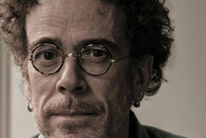 Nando Reis confessa sua profunda admiração pela obra de Roberto Carlos. No detalhe, a capa do novo disco - Jorge Bispo / Divulgação