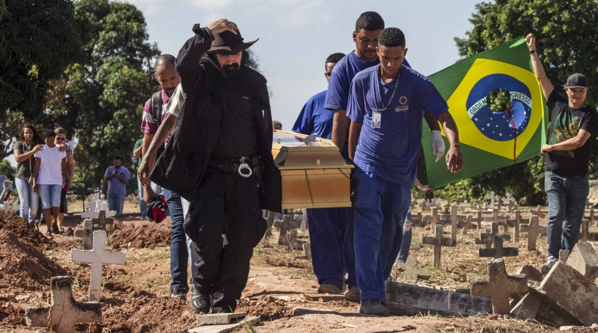 Rio de Janeiro, 19 de abril, Caju. Enterro do catador Luciano Macedo no cemiterio do Caju zona portuaria do Rio, vitima dos disparos feitos pelo exercito tentando ajudar Evaldo Santos morto com 80 tiros. Foto Marcio Mercante / Agencia O Dia.