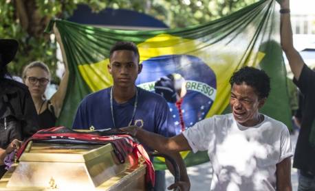 Mãe de catador morto durante operação do Exército vai receber quase R$ 500 mil