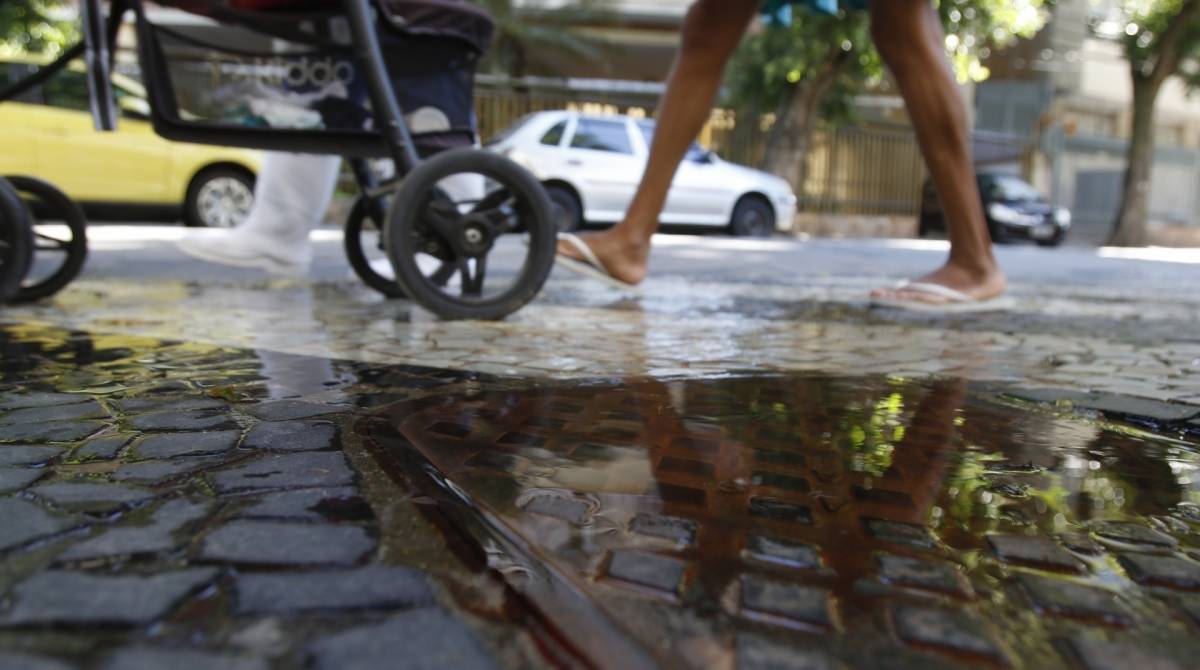 Rio de Janeiro - RJ - 20/04/2019 - Geral - agua em buracos na cidade trazem risco de doenças - na foto, vazamento de agua na Rua Jorge Rudge, em Vila Isabel, zona norte do Rio - foto: Reginaldo Pimenta / Agencia O Dia