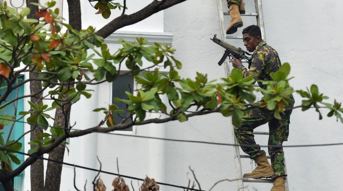 Força Especial do Sri Lanka durante uma incursão apóes explosão suicida ter matado um policial