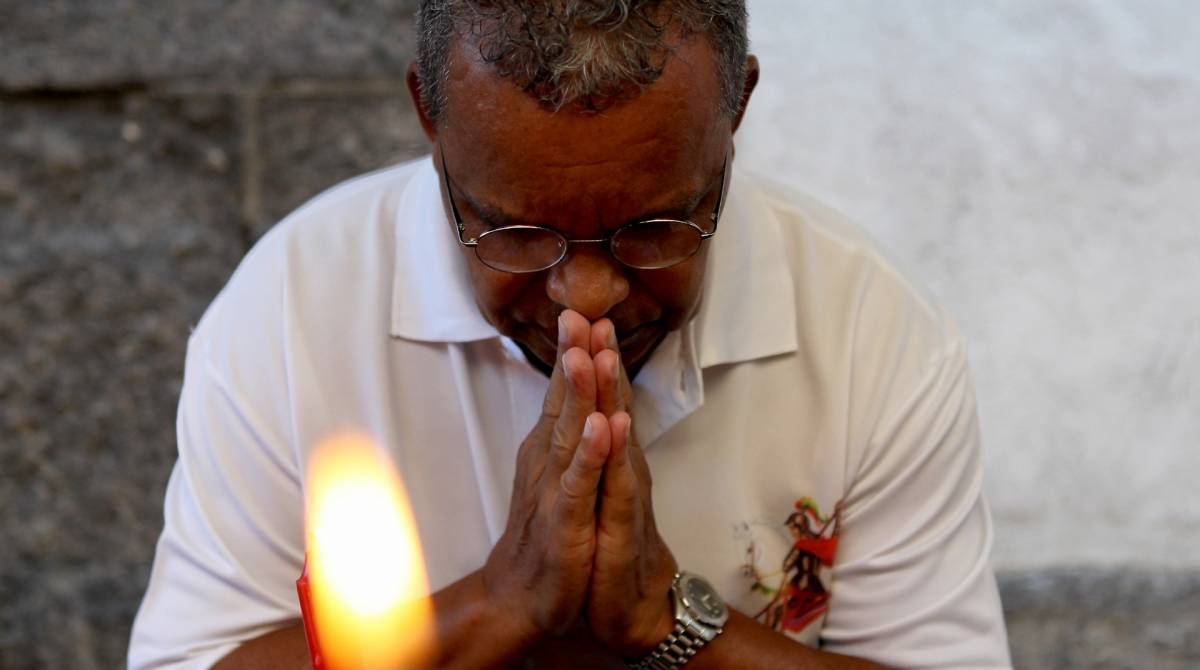 Rio de Janeiro 21/04/2019 - Igreja de São Jorge no centro do Rio, se prepara para cerebra o dia do Santo nesta terça feira. Na foto acima o devoto Claudio Souza. Foto: Luciano Belford/Agência O Dia