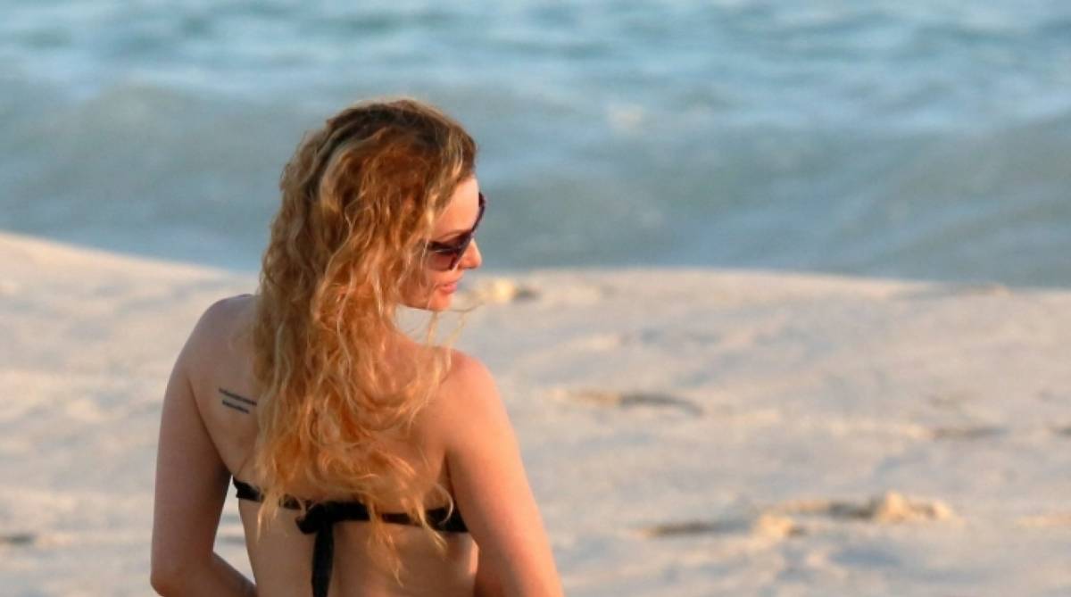 Rita Guedes curte domingo de P&aacute;scoa na Praia da Barra da Tijuca