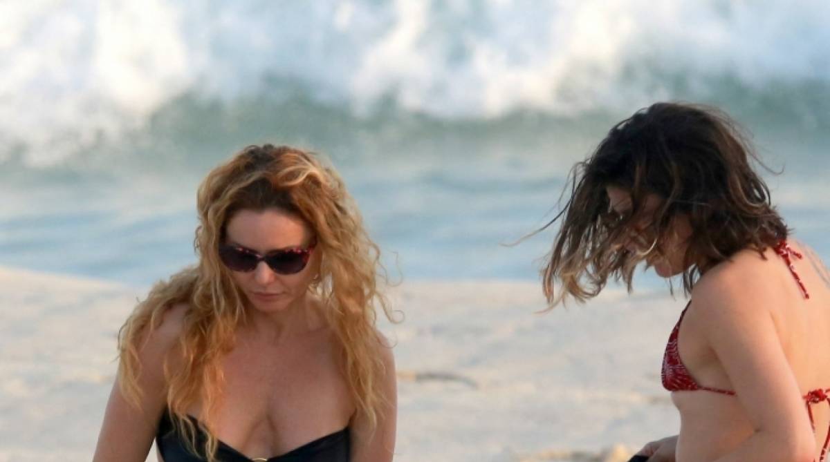 Rita Guedes curte domingo de P&aacute;scoa na Praia da Barra da Tijuca