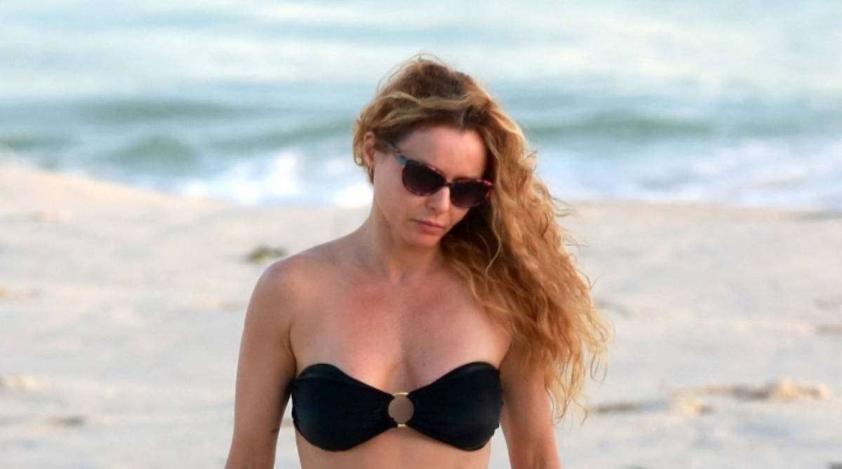 Rita Guedes curte domingo de P&aacute;scoa na Praia da Barra da Tijuca