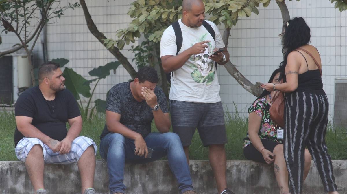 Familiares de vitimas do desabamento de prédios no Muzema aguardam no IML a liberação dos corpos. Na foto parentes da Juliana Martins de Souza Vicente, de 28 anos. Foto: Daniel Castelo Branco / Agência O Dia