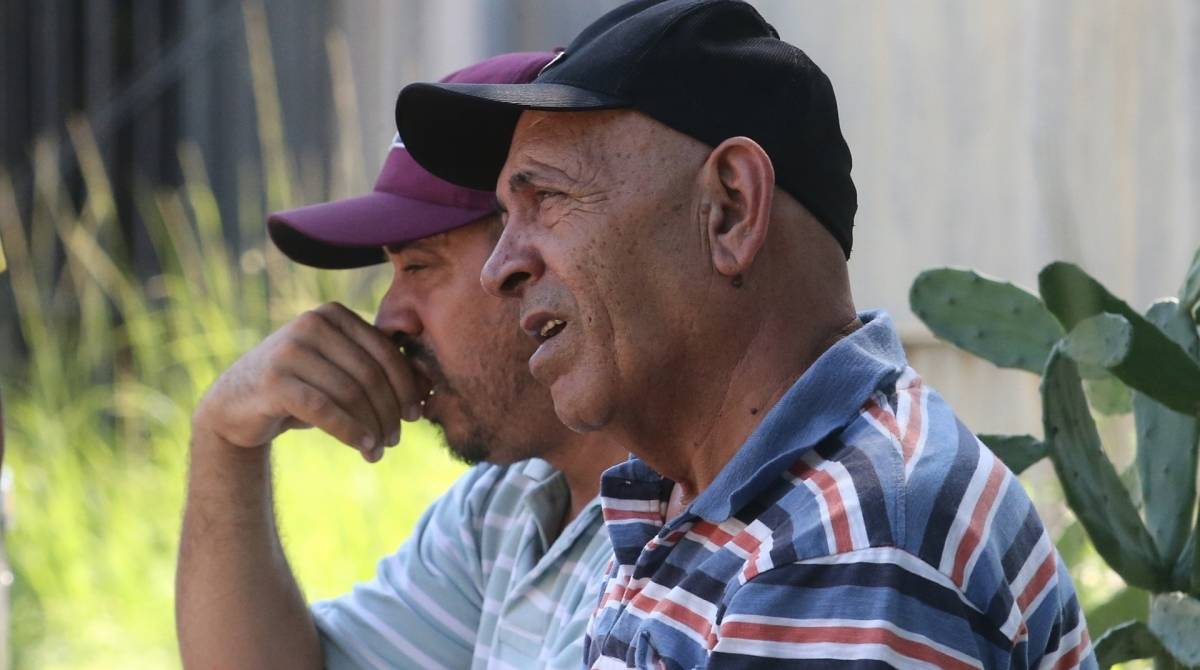 Familiares de vitimas do desabamento de prédios no Muzema aguardam no IML a liberação dos corpos. Em primeiro plano na foto Ednaldo Queiroz Pereira, tio de Ana Carla Batista, esposa de Jeferson Trajano e mãe os pequenos Arthur e Enzo. Todos morreram no desabamento. Foto: Daniel Castelo Branco / Agência O Dia