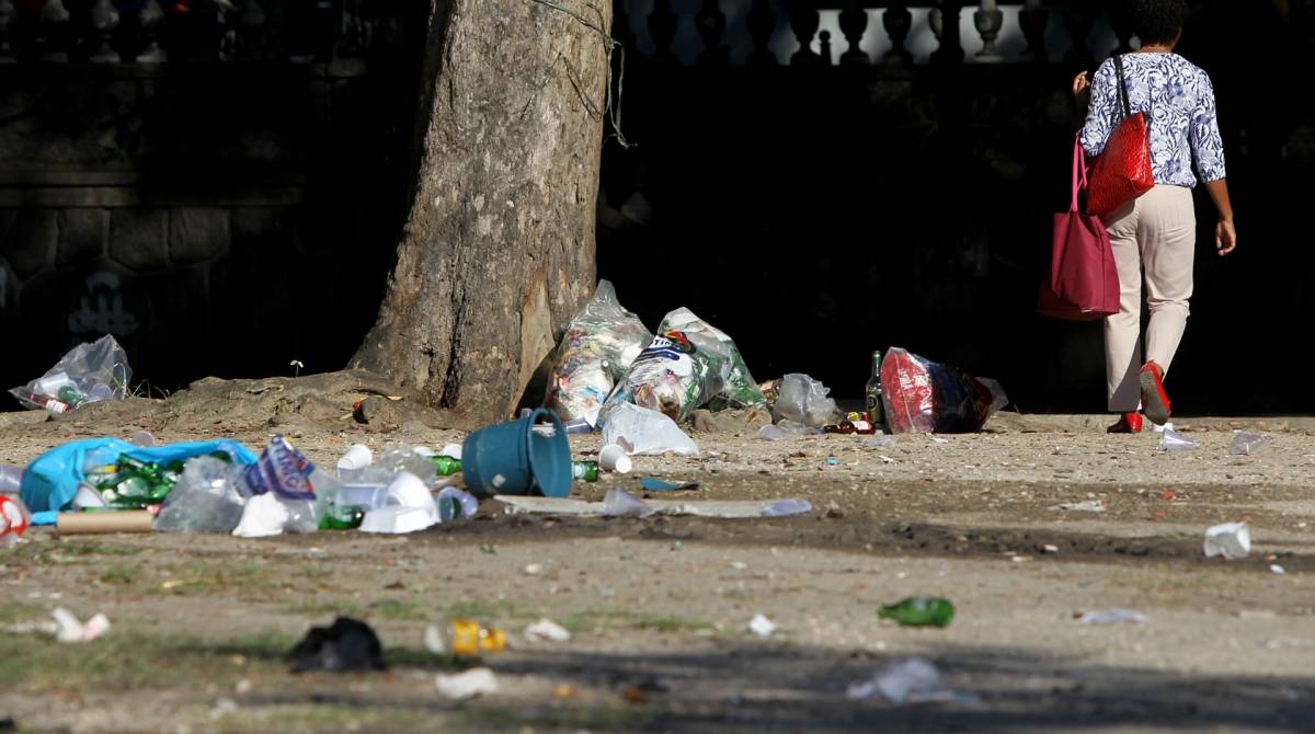 Rio de Janeiro 22/03/2019 - Os garis da Companhia de Limpeza Urbana (Comlurb) iniciaram uma greve na manh&atilde; desta segunda-feira. Os trabalhadores querem um reajuste de 10% no sal&aacute;rio e tamb&eacute;m no vale alimenta&ccedil;&atilde;o. A Prefeitura do Rio oferece 3,73% de aumento. Foto: Luciano Belford/Ag&ecirc;ncia O Dia