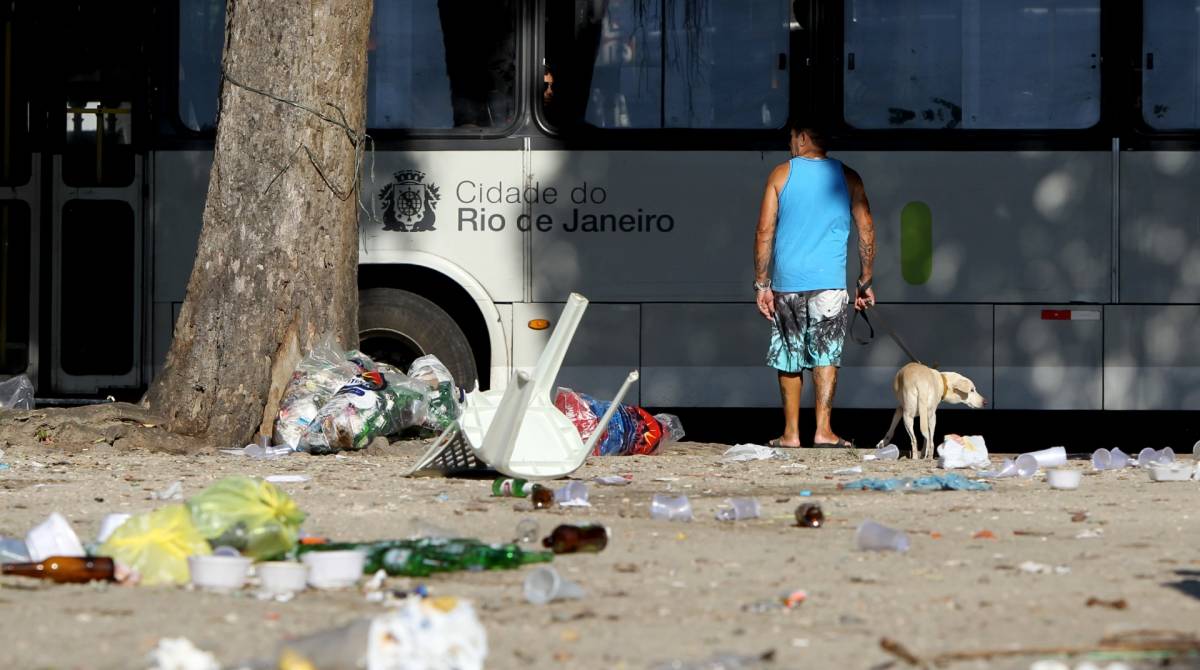 Rio de Janeiro 22/03/2019 - Os garis da Companhia de Limpeza Urbana (Comlurb) iniciaram uma greve na manh&atilde; desta segunda-feira. Os trabalhadores querem um reajuste de 10% no sal&aacute;rio e tamb&eacute;m no vale alimenta&ccedil;&atilde;o. A Prefeitura do Rio oferece 3,73% de aumento. Foto: Luciano Belford/Ag&ecirc;ncia O Dia