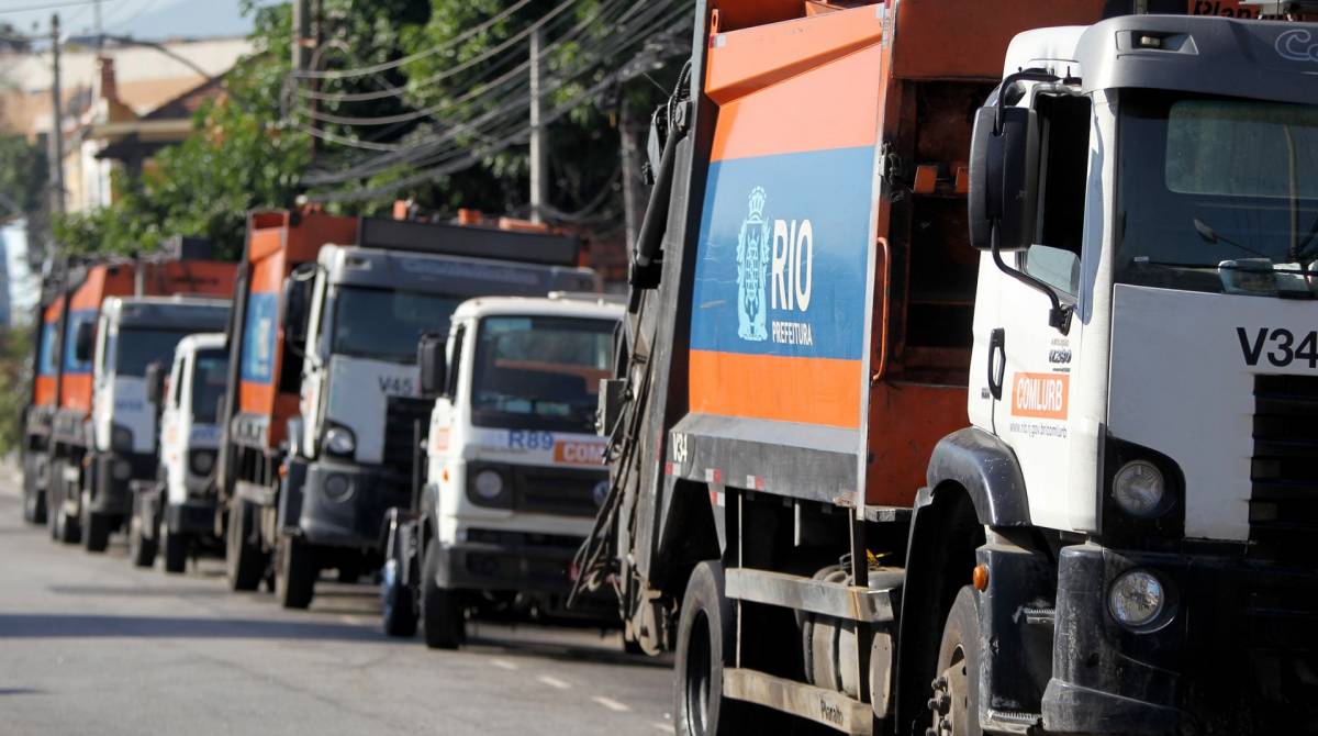 Rio de Janeiro 22/03/2019 - Os garis da Companhia de Limpeza Urbana (Comlurb) iniciaram uma greve na manh&atilde; desta segunda-feira. Os trabalhadores querem um reajuste de 10% no sal&aacute;rio e tamb&eacute;m no vale alimenta&ccedil;&atilde;o. A Prefeitura do Rio oferece 3,73% de aumento. Foto: Luciano Belford/Ag&ecirc;ncia O Dia