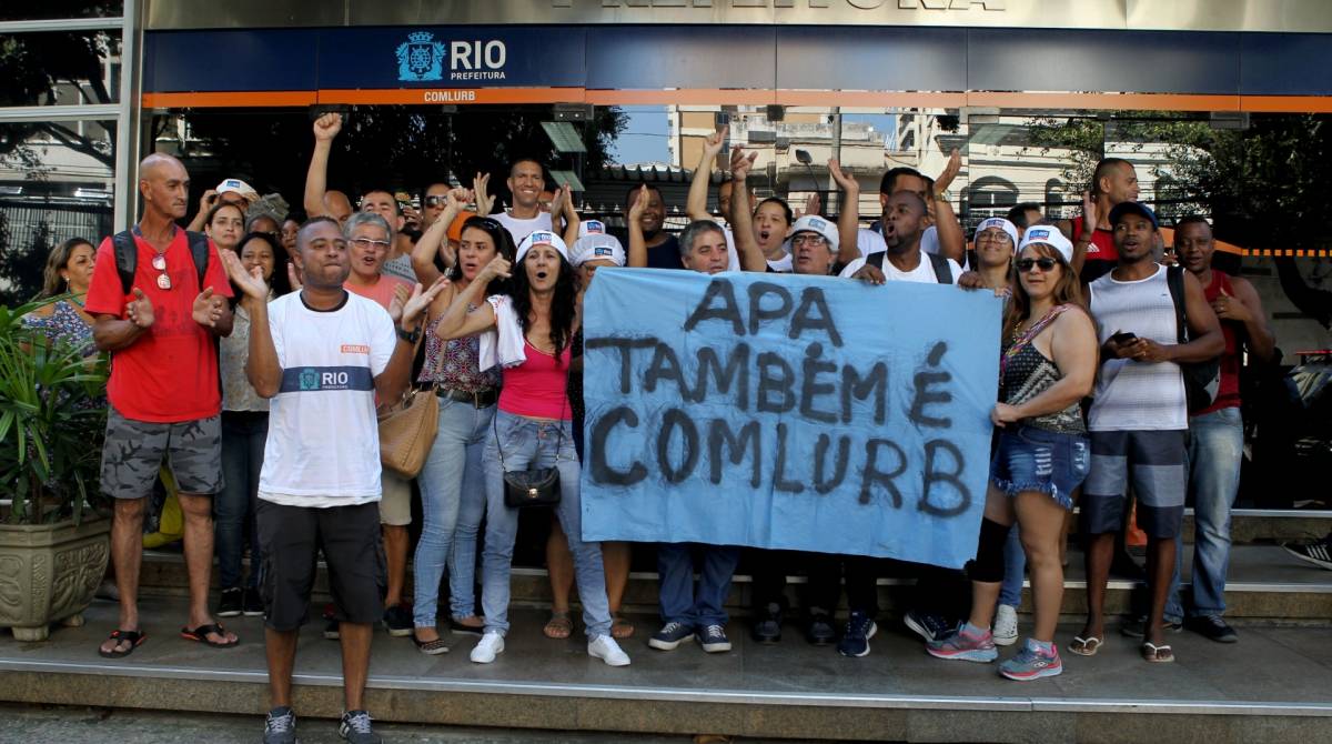 Rio de Janeiro 22/03/2019 - Os garis da Companhia de Limpeza Urbana (Comlurb) iniciaram uma greve na manh&atilde; desta segunda-feira. Os trabalhadores querem um reajuste de 10% no sal&aacute;rio e tamb&eacute;m no vale alimenta&ccedil;&atilde;o. A Prefeitura do Rio oferece 3,73% de aumento. Foto: Luciano Belford/Ag&ecirc;ncia O Dia