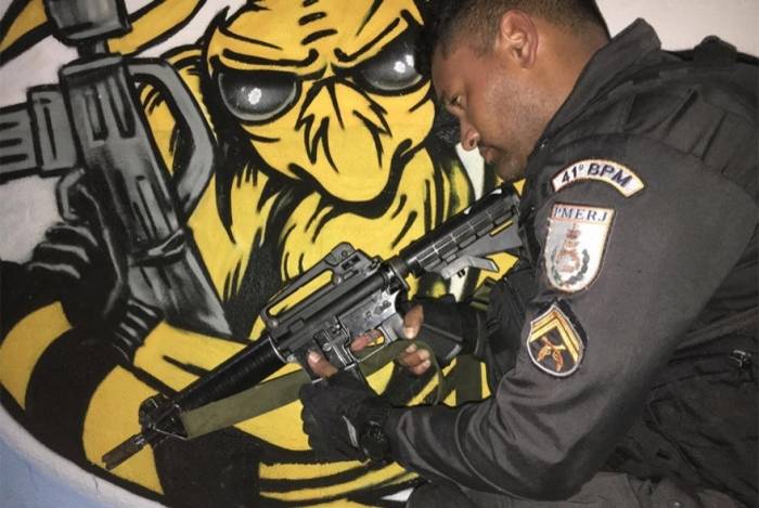 Fuzil apreendido no Morro do Juramento, em Vicente de Carvalho, na noite deste domingo