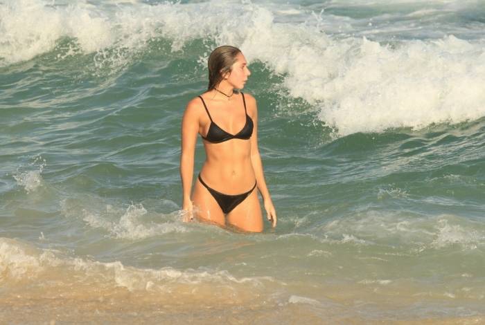 Carol Portaluppi na praia de Ipanema