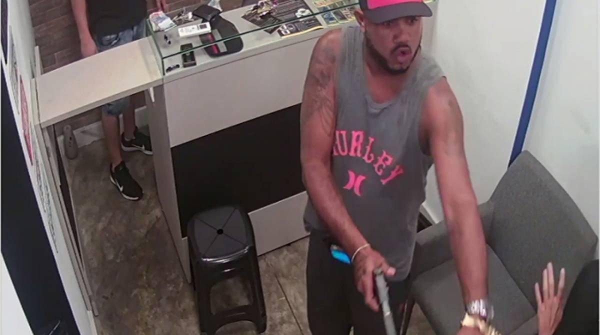 Criminoso assaltou barbearia e atirou em PM após reconhecê-lo