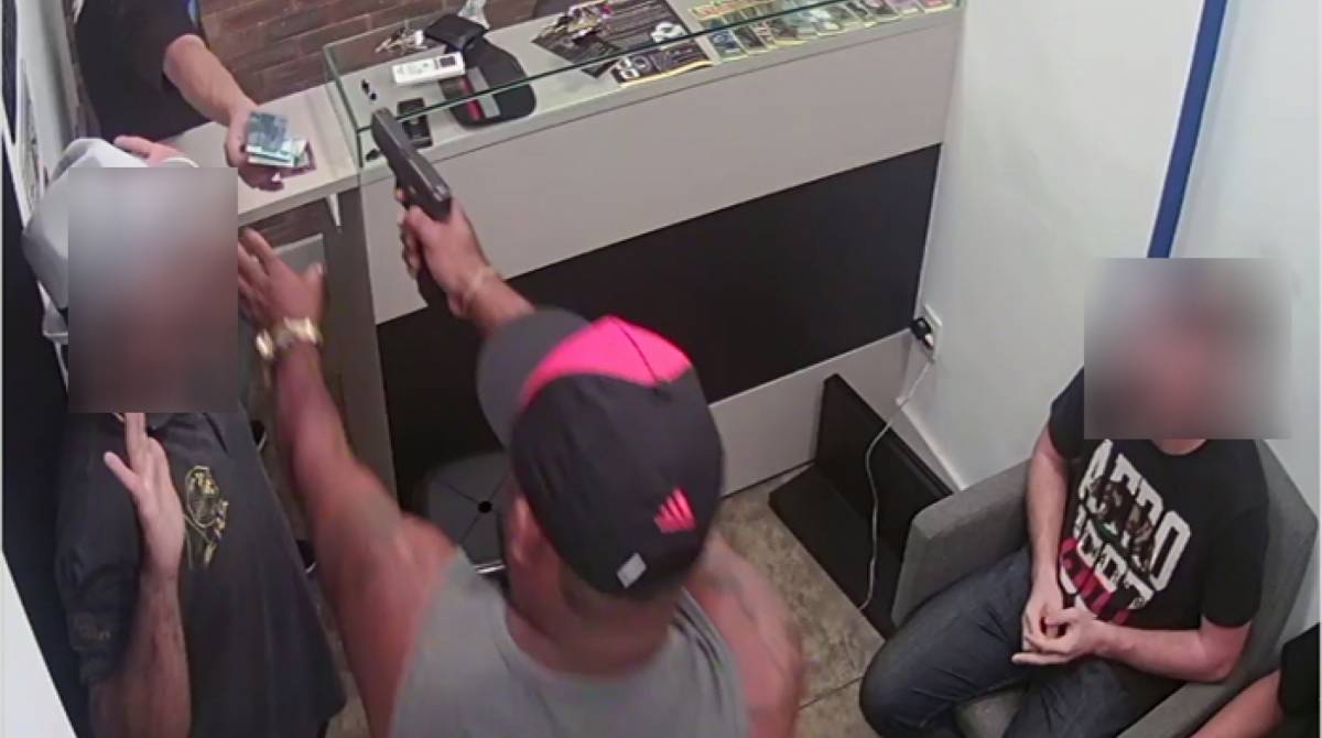 Criminoso assaltou barbearia e atirou em PM após reconhecê-lo