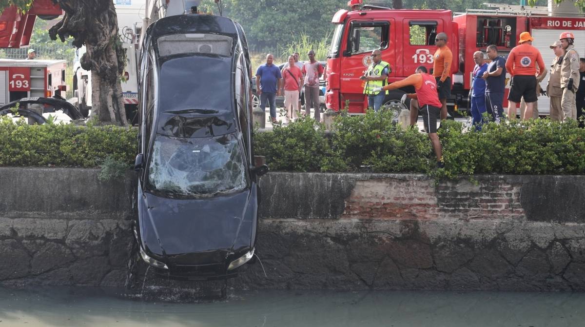 Resgate do carro que caiu no Canal do Mangue. O motorista dirigia um carro do modela Azera da Hyundai. O acidente foi por volta das duas horas da manhã e veículo foi resgatado as 9hs, o motorista não registiu e foi retirado sem vida do local. Foto: Daniel Castelo Branco / Agência O Dia -