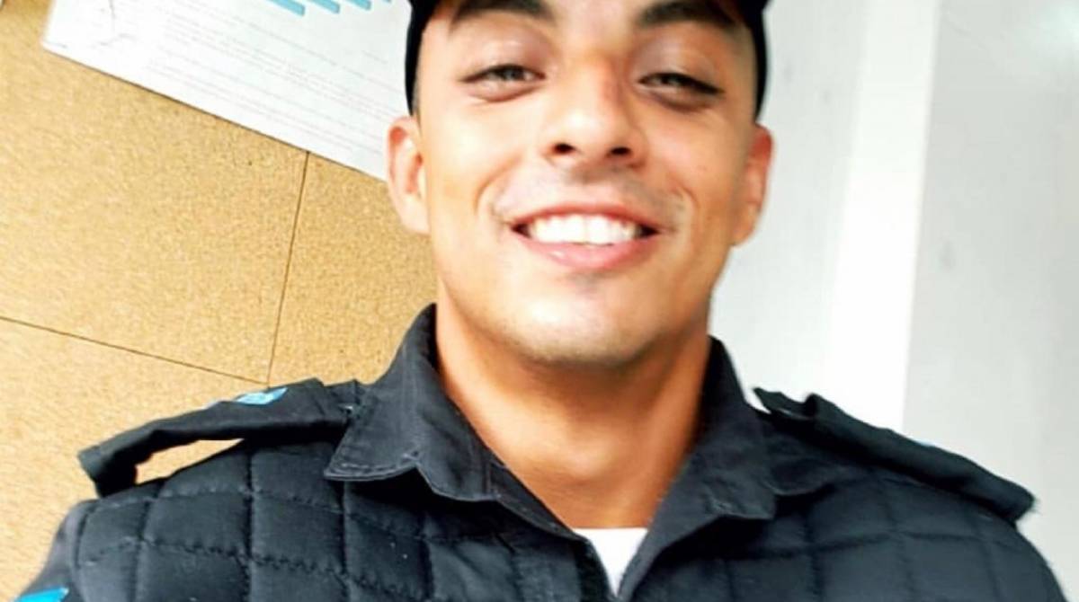 Policial é morto após ser reconhecido