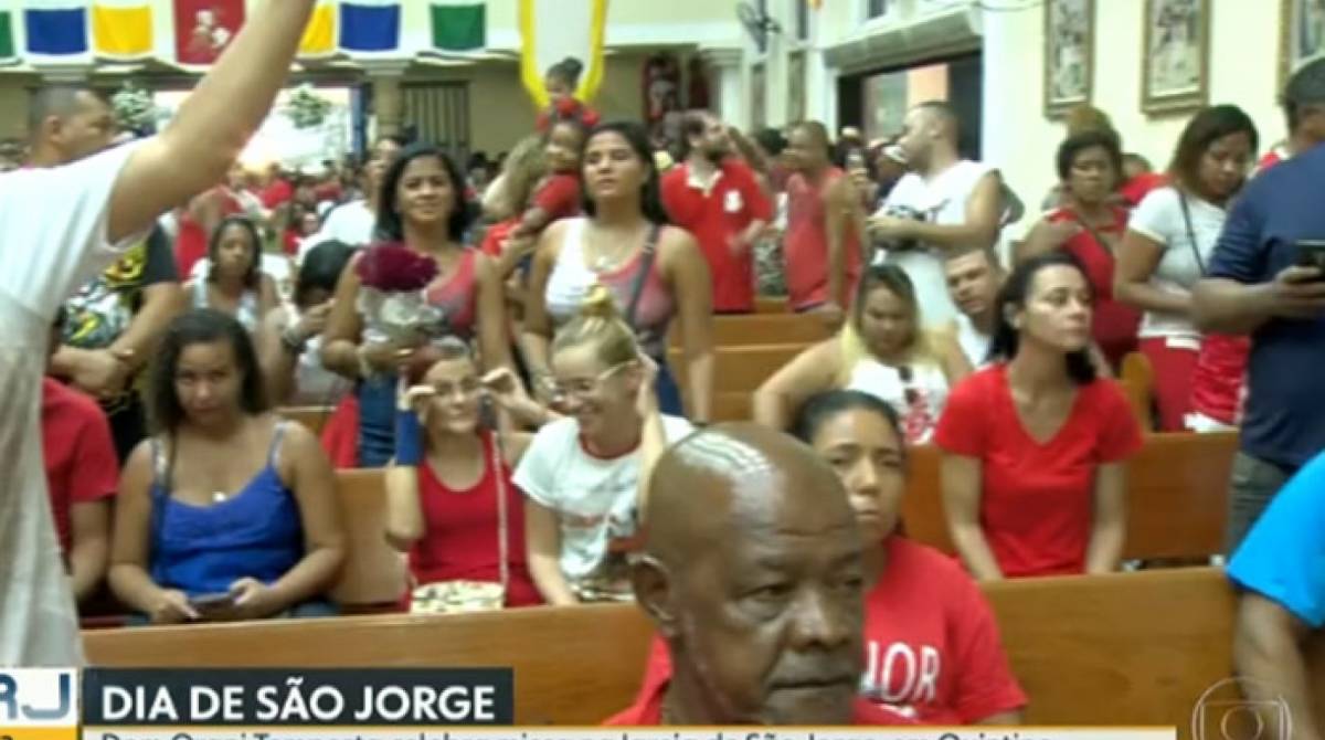 Fiéis lotam a Igreja de São Jorge em Quintino