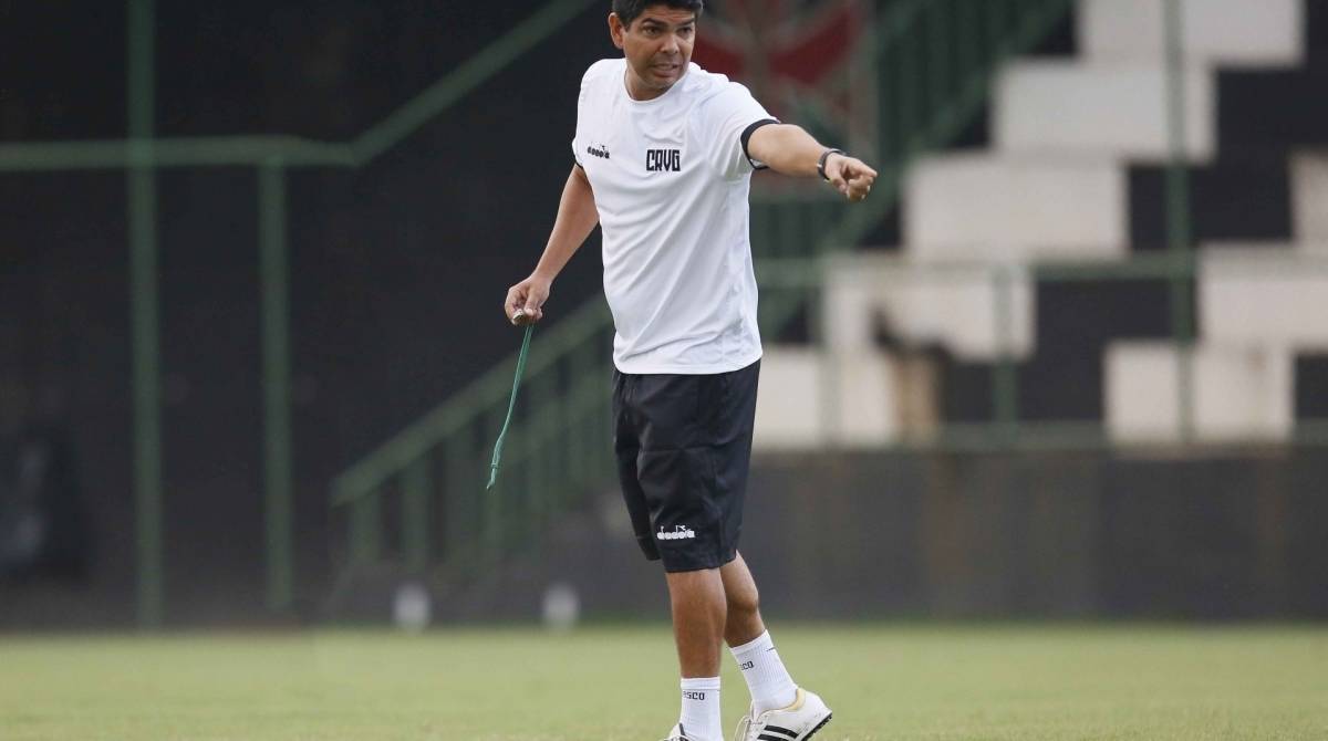 &Agrave; procura de t&eacute;cnico, diretoria confia no trabalho do interino Marcos Valadares  - Rafael Ribeiro / Vasco