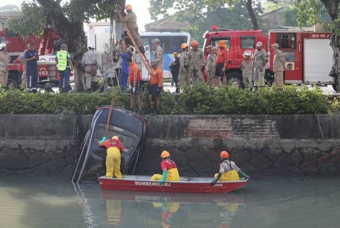 Resgate do carro que caiu no Canal do Mangue