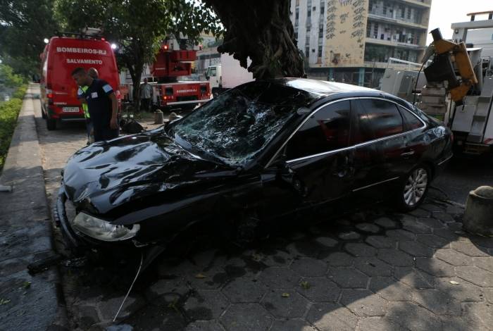Resgate do carro que caiu no Canal do Mangue