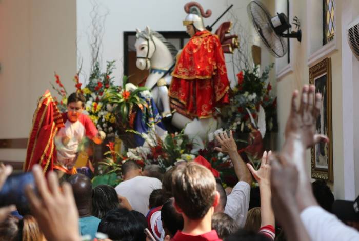 Milhares de fiéis se aglomeraram na igreja de São Jorge, em Quintino 