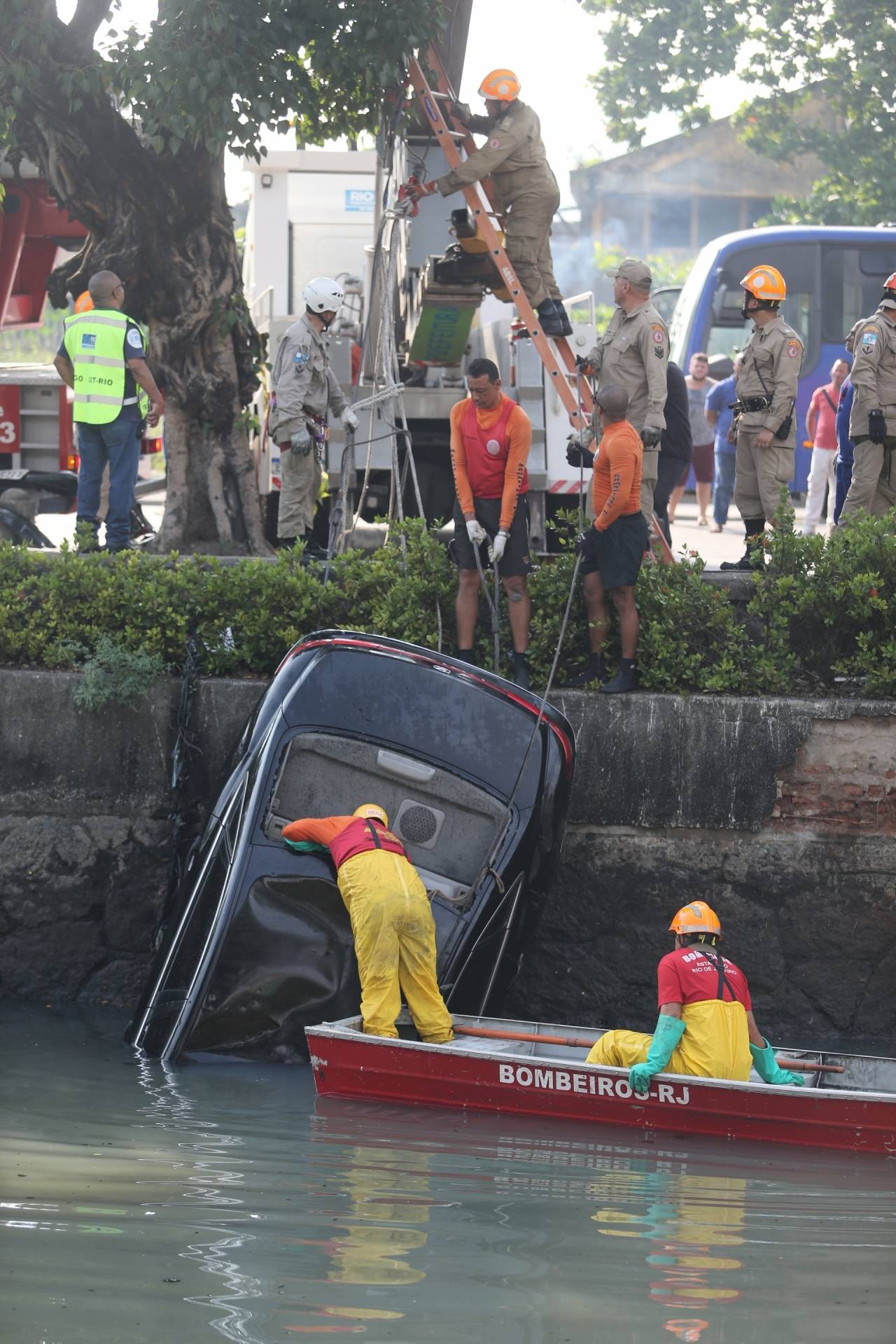 Resgate do carro que caiu no Canal do Mangue. O motorista dirigia um carro do modela Azera da Hyundai. O acidente foi por volta das duas horas da manhã e veículo foi resgatado as 9hs, o motorista não registiu e foi retirado sem vida do local. Foto: Daniel Castelo Branco / Agência O Dia -