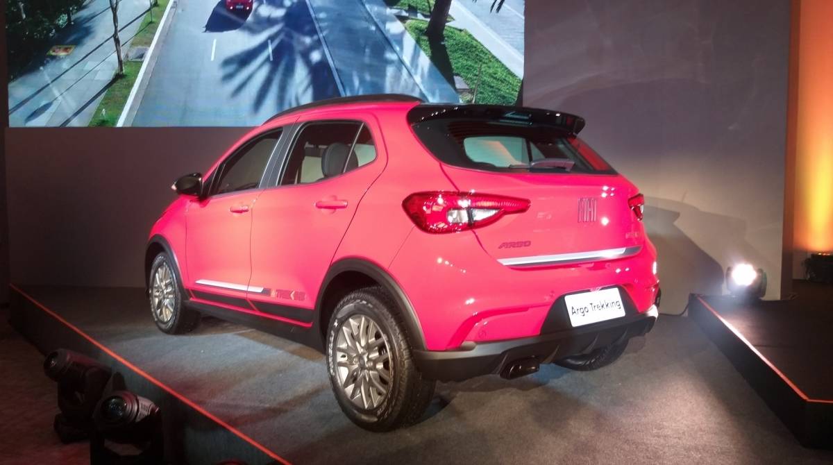 Versão traz aerofólio, teto e retrovisores pintados de preto. Escapamento com linhas retas foi emprestado da versão HGT