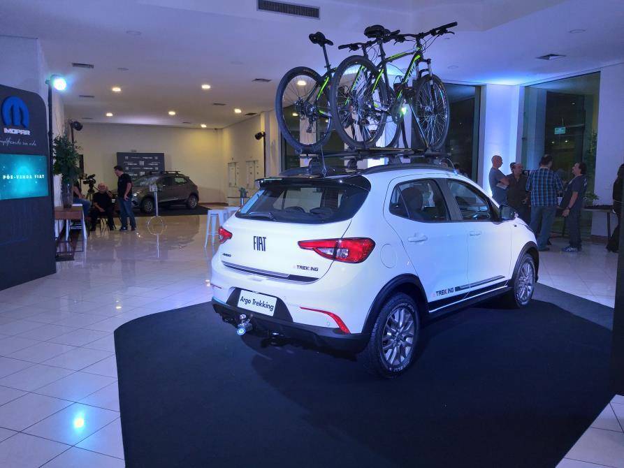 Versão traz de série hack no teto, que pode ser utilizado para a instalação de suporte para bikes e bagajeiro de teto